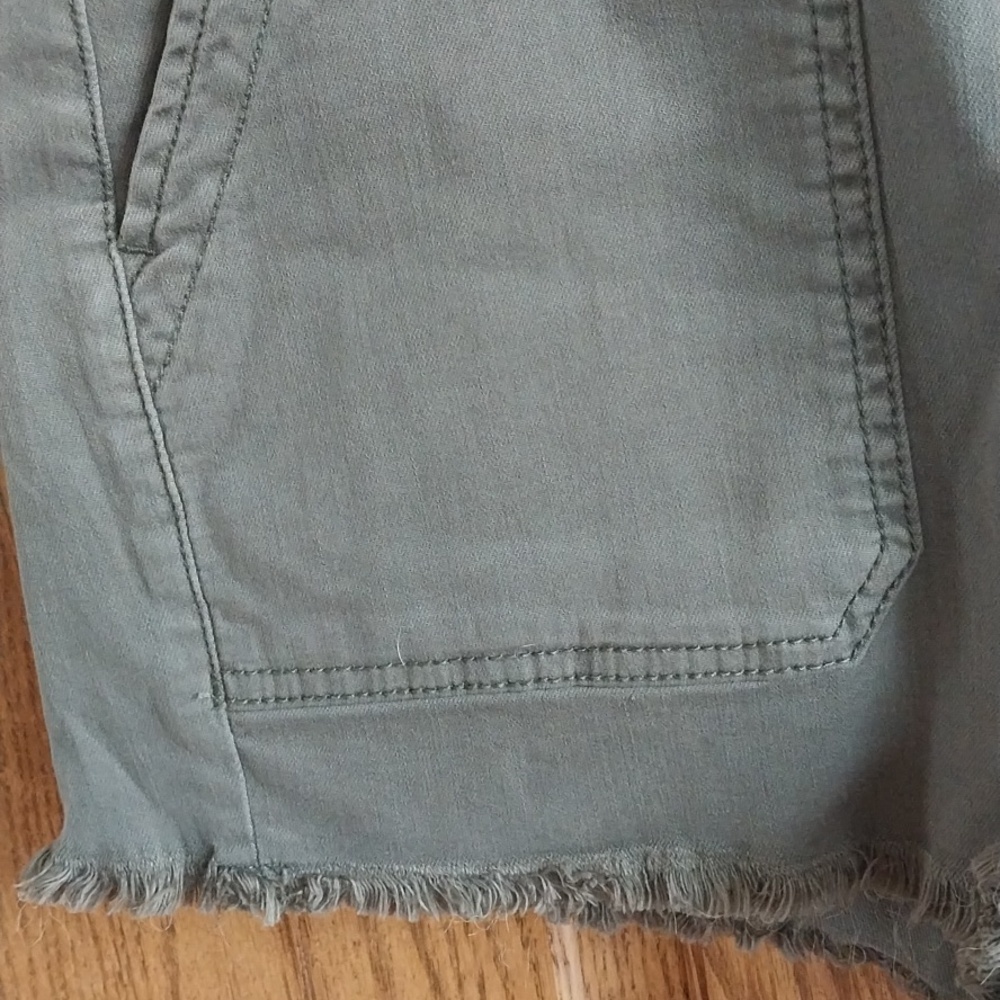 SO NWT High-Rise Utility Shorts Frayed Hem Size 13 Olive Green 2.5" Inseam - Picture 7 of 13